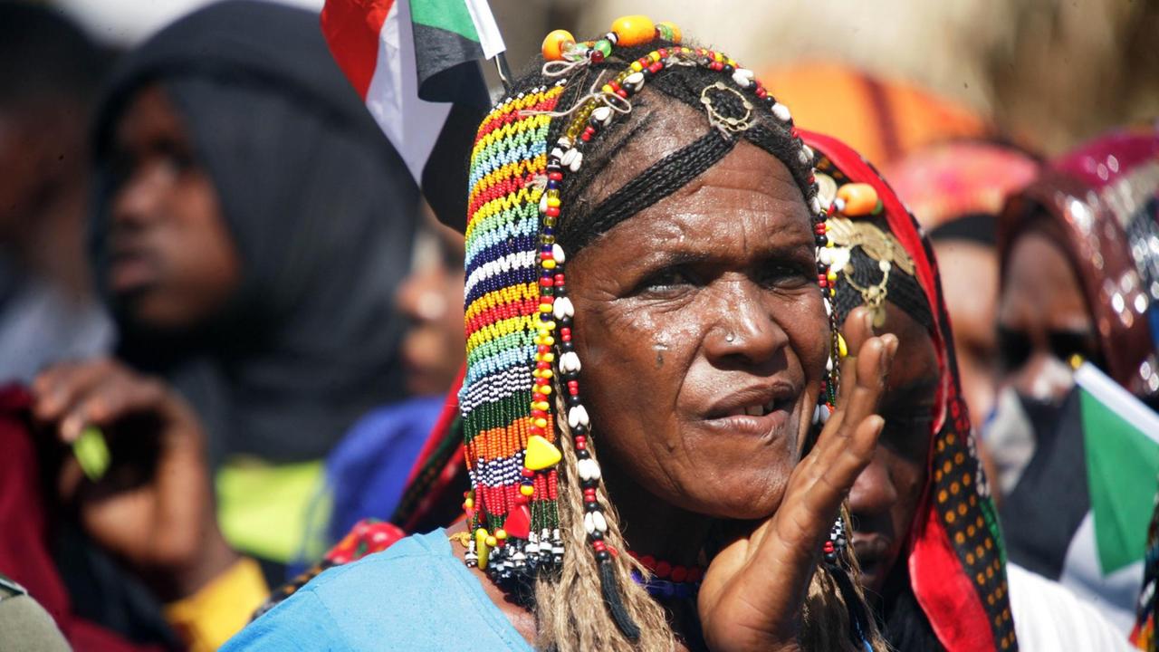 Eine Frau mit traditionellem Haarschmuck in Kassala in Sudan
