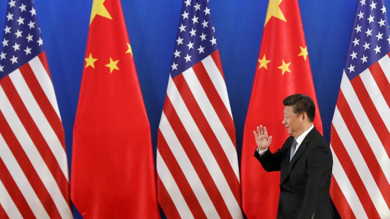 Der chinesische Präsident Xi Jinping steht vor mehreren Flaggen Chinas und der USA (6.6.2016)