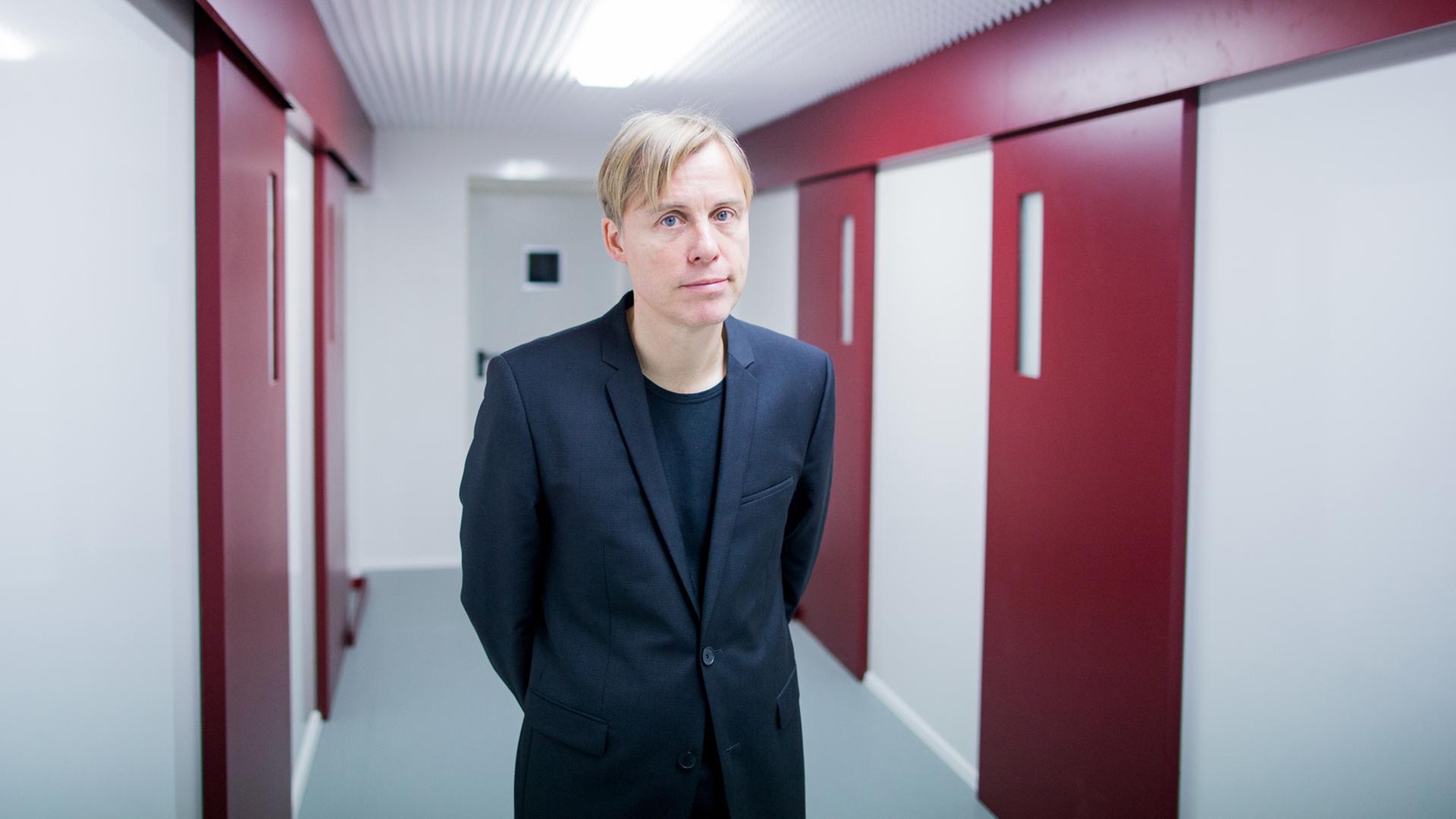 Der Künstler Gregor Schneider steht am 30. November 2016 in der Bundeskunsthalle in Bonn (Nordrhein-Westfalen) in seinem Raum "Guantanamo". Der Künstler Gregor Schneider steht am 30. November 2016 in der Bundeskunsthalle in Bonn (Nordrhein-Westfalen) in seinem Raum "Guantanamo".