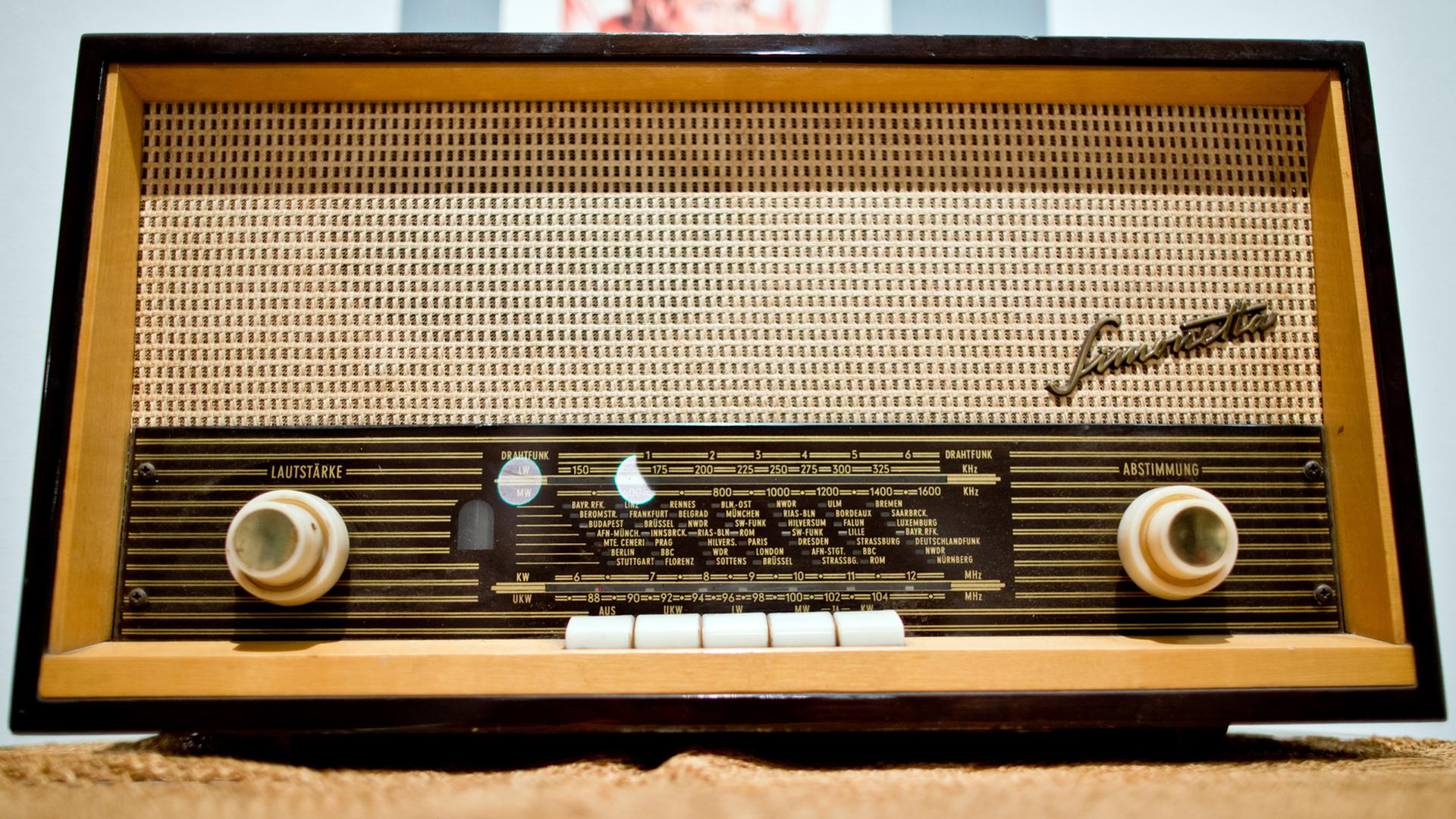 Ein Radiogerät von Quelle, das Simonetta Stereo-Großsuper ST 6501 aus dem Jahr 1965 Ein Radiogerät von Quelle, das Simonetta Stereo-Großsuper ST 6501 aus dem Jahr 1965