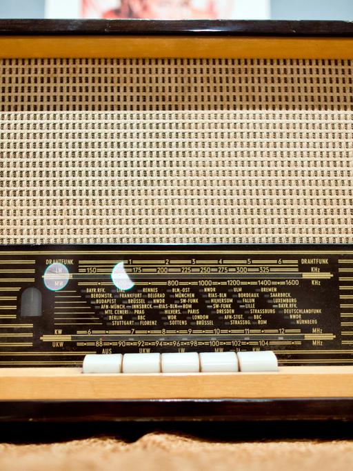 Ein Radiogerät von Quelle, das Simonetta Stereo-Großsuper ST 6501 aus dem Jahr 1965