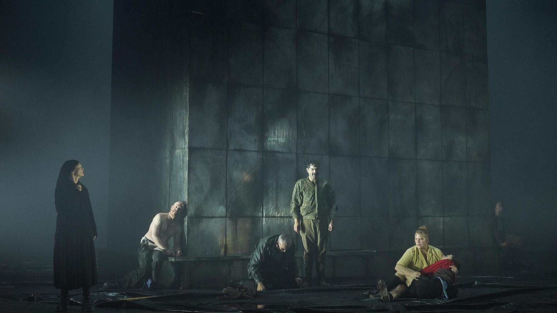 Eine Szene aus Karl Schönherrs "Glaube und Heimat" am Berliner Ensemble in der Regie von Michael Thalheimer Eine Szene aus Karl Schönherrs "Glaube und Heimat" am Berliner Ensemble in der Regie von Michael Thalheimer
