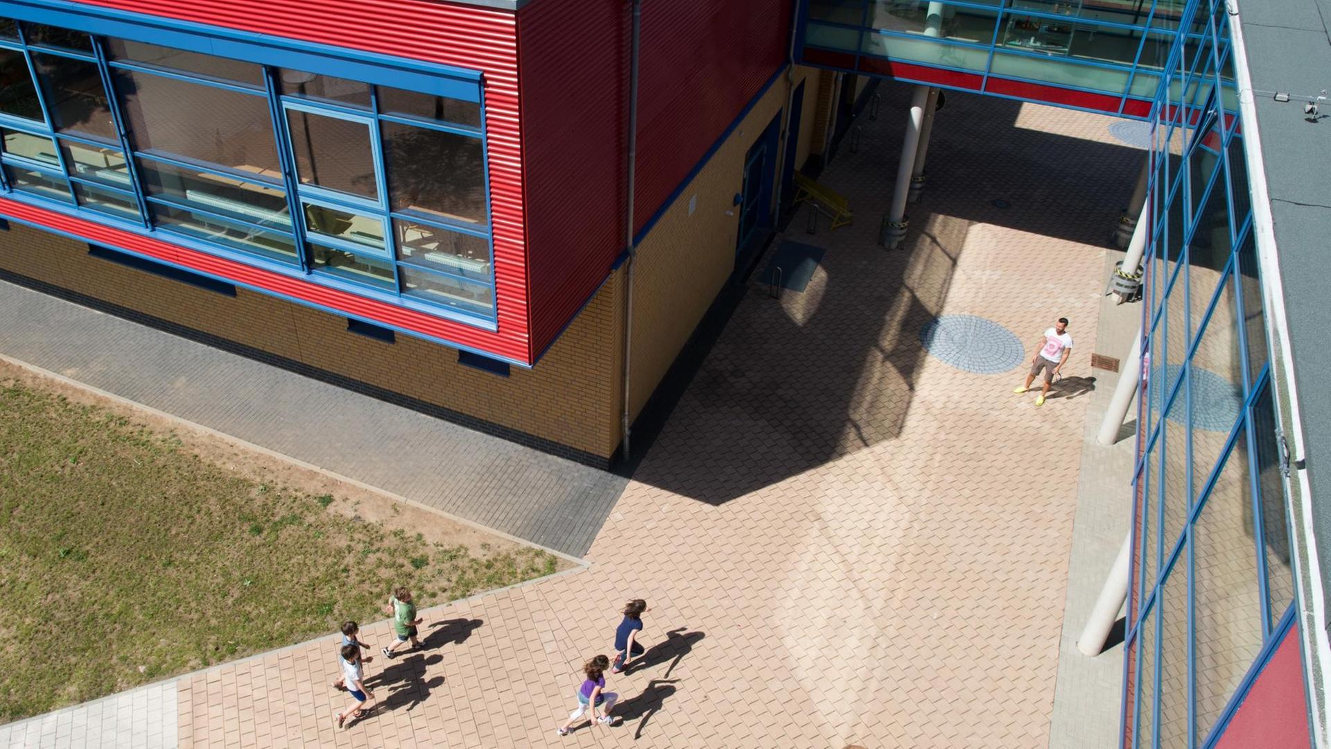 Schüler laufen in Wolmirstedt (Sachsen-Anhalt) über den Hof der Ganztagsschule Johannes Gutenberg. Die Schule war in Berlin mit dem ersten Platz im Wettbewerb "Starke Schule" ausgezeichnet worden. Schüler laufen in Wolmirstedt (Sachsen-Anhalt) über den Hof der Ganztagsschule Johannes Gutenberg. Die Schule war in Berlin mit dem ersten Platz im Wettbewerb "Starke Schule" ausgezeichnet worden.