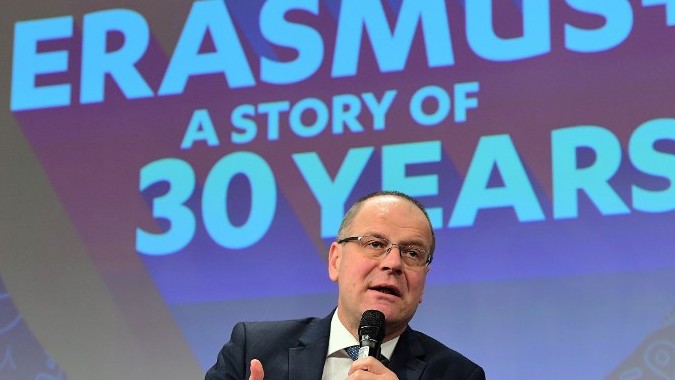Der EU-Bildungskommissor Tibor Navracsics bei den Feierlichkeiten zum 30. Jubiläum von Erasmus in Brüssel. Der EU-Bildungskommissor Tibor Navracsics bei den Feierlichkeiten zum 30. Jubiläum von Erasmus in Brüssel.