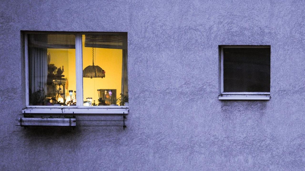 Licht brennt in einer Wohnung in Berlin.