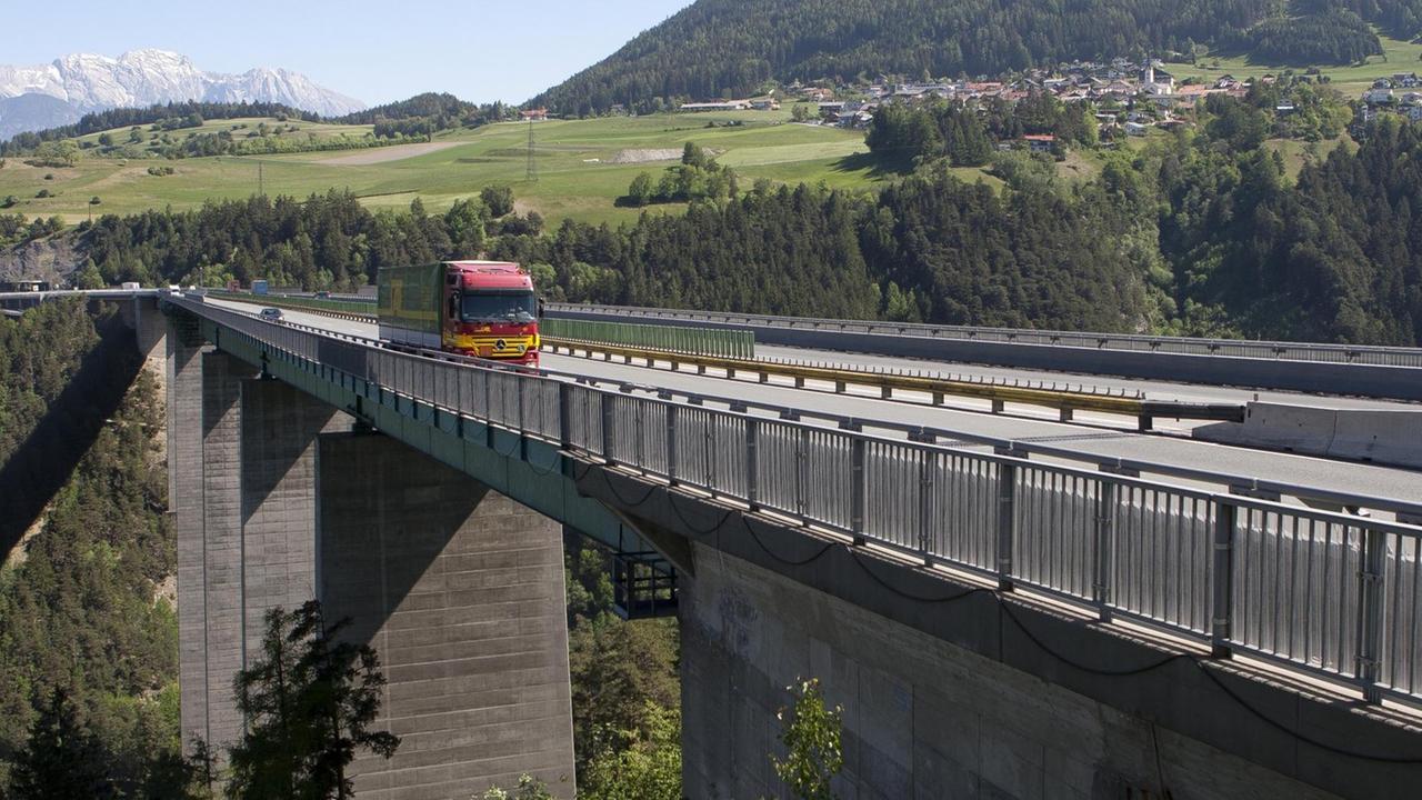 LKW auf der Europabrücke auf der Brennerautobahn, Österreich.