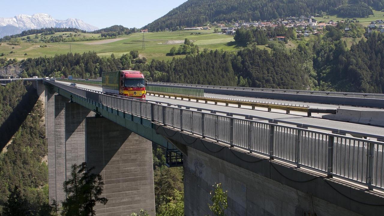 LKW auf der Europabrücke auf der Brennerautobahn, Österreich. LKW auf der Europabrücke auf der Brennerautobahn, Österreich.