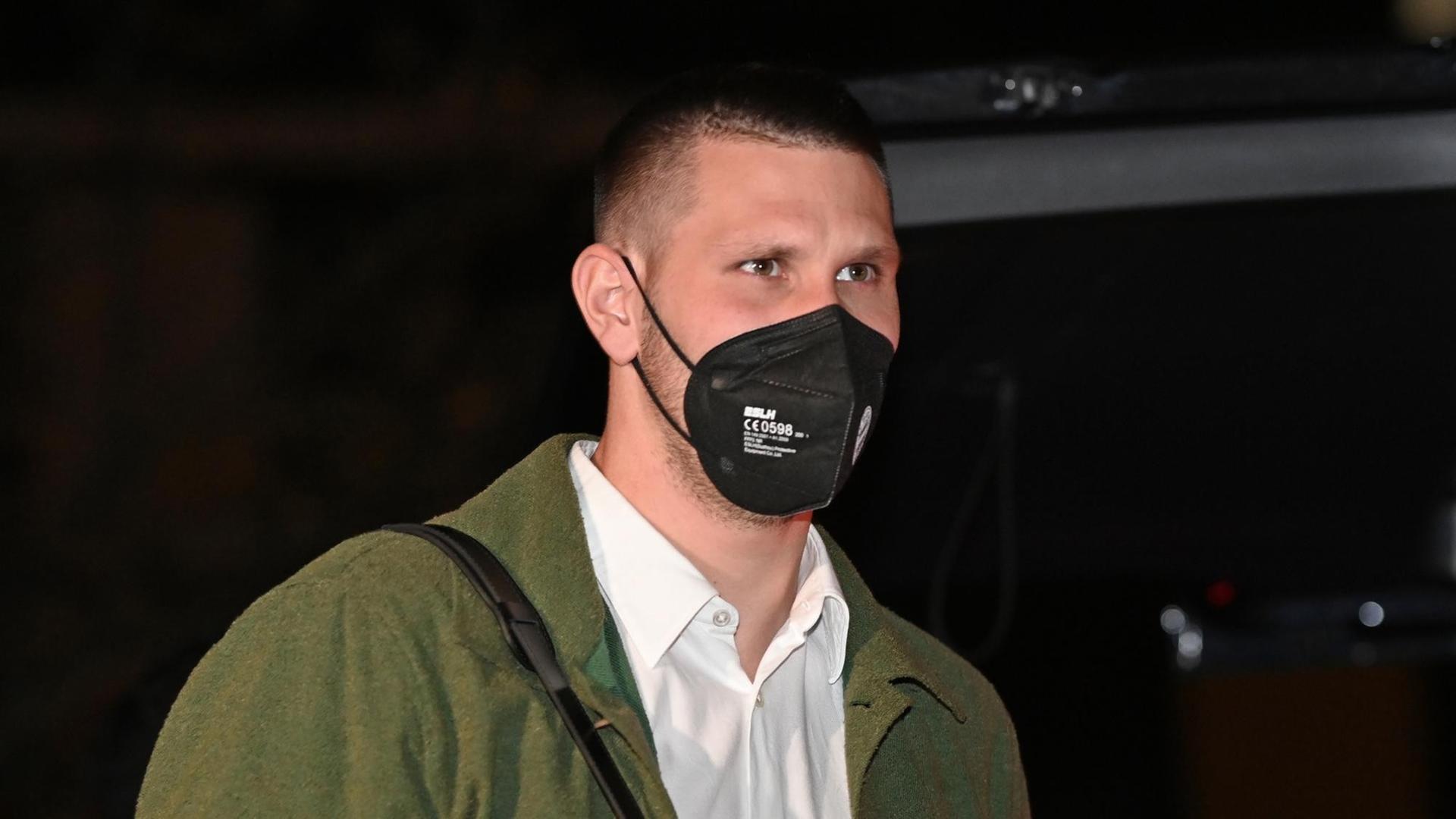 Niklas Süle mit Maske. Niklas Süle mit Maske.