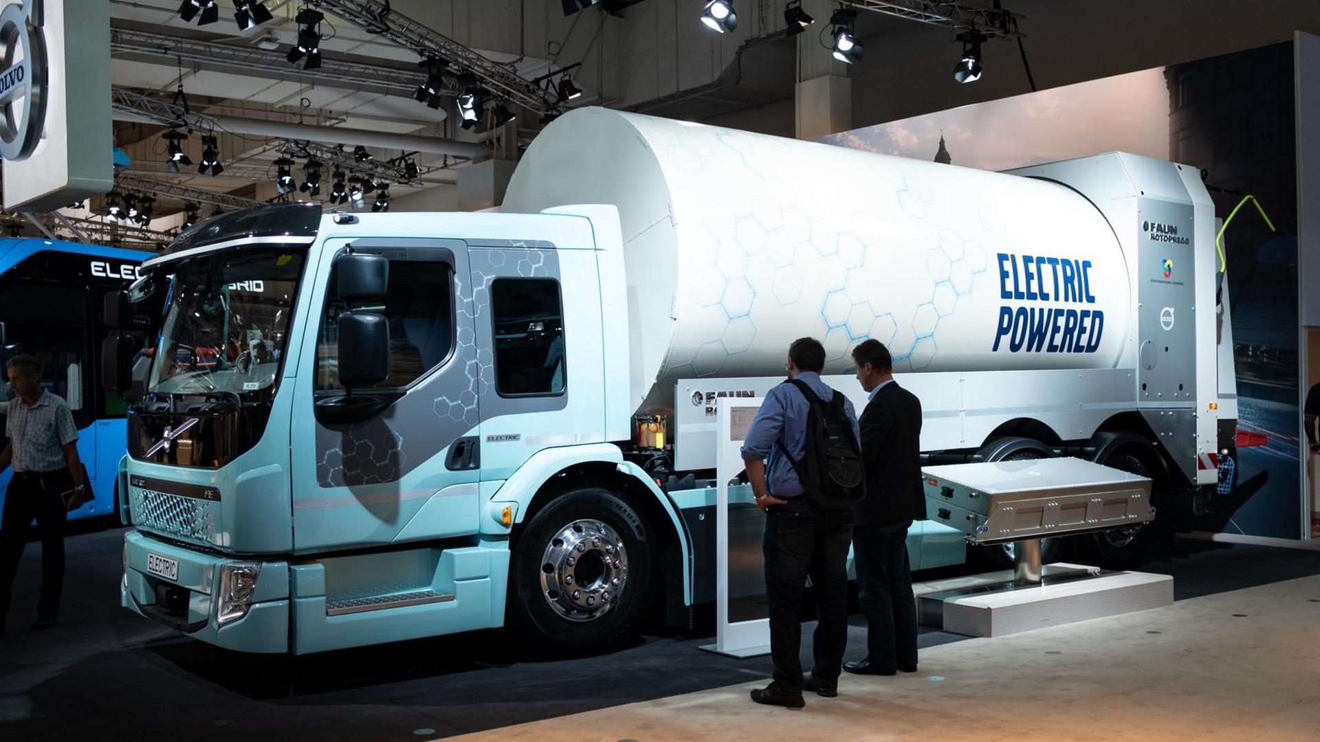 19.09.2018, Niedersachsen, Hannover: Ein Truck mit Elektroantrieb ist auf dem Stand VOLVO auf der IAA in Hannover zu sehen. 19.09.2018, Niedersachsen, Hannover: Ein Truck mit Elektroantrieb ist auf dem Stand VOLVO auf der IAA in Hannover zu sehen.