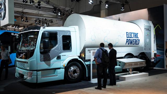 19.09.2018, Niedersachsen, Hannover: Ein Truck mit Elektroantrieb ist auf dem Stand VOLVO auf der IAA in Hannover zu sehen.