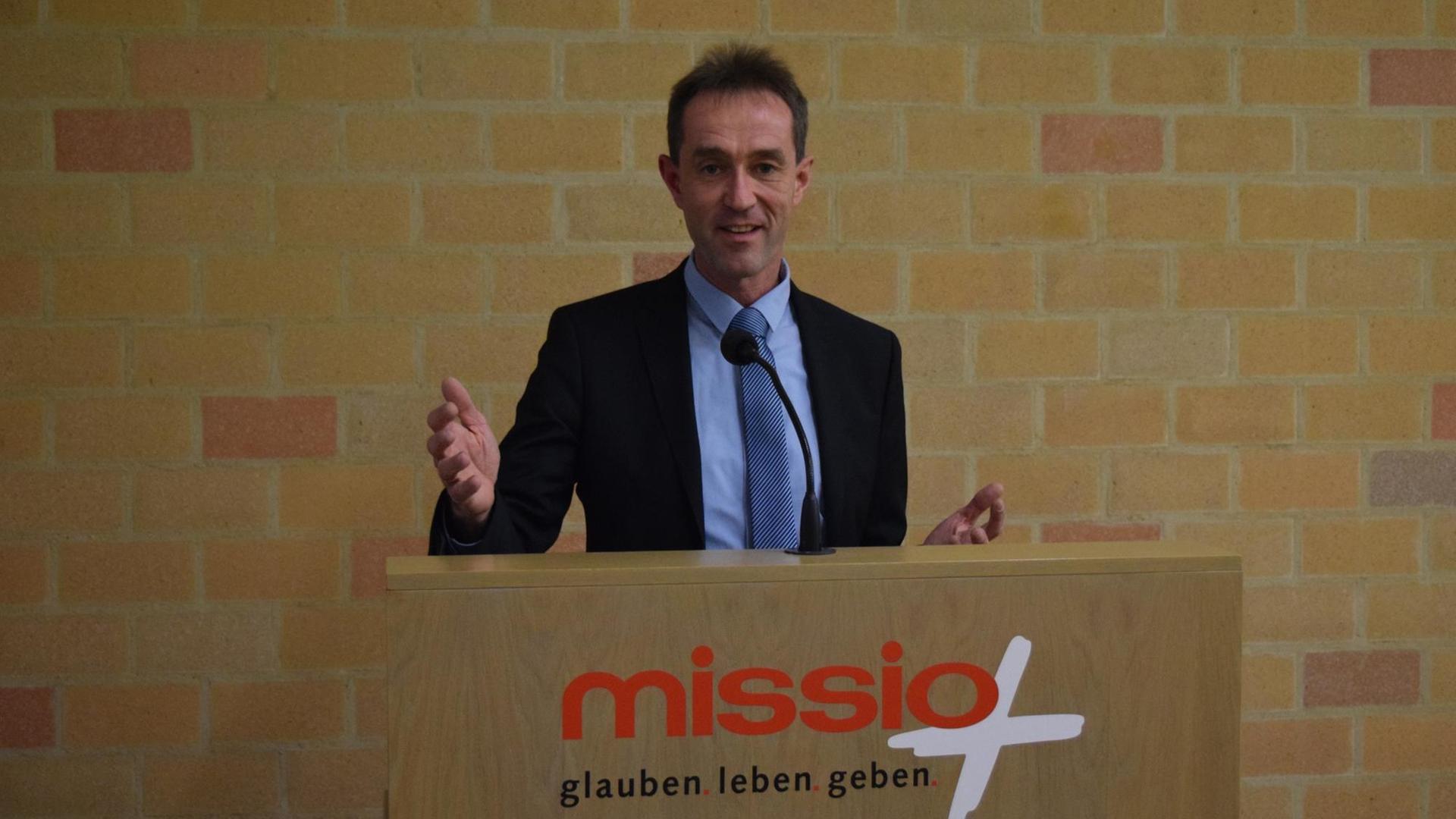 Professor Dr. mult. Klaus Vellguth ist katholischer Theologe und Religionspädagoge Professor Dr. mult. Klaus Vellguth ist katholischer Theologe und Religionspädagoge