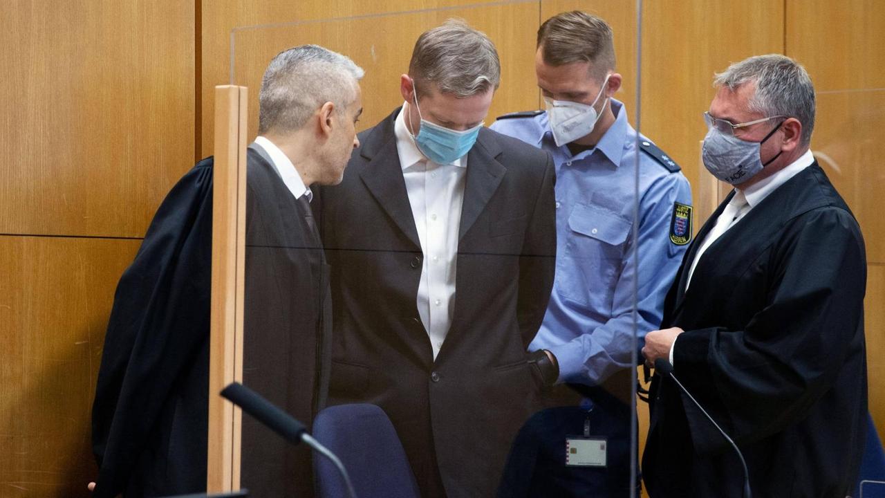 Der Angeklagte kommt in den Gerichts-Saal. Der Angeklagte kommt in den Gerichts-Saal.