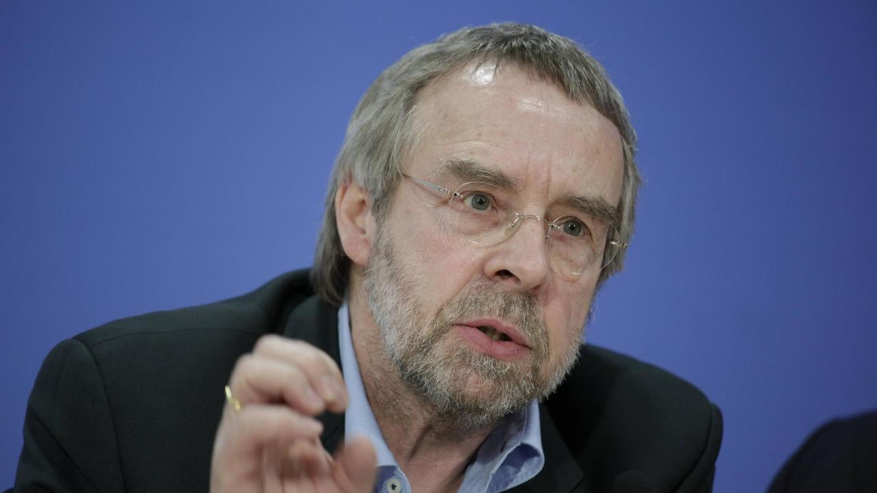 Porträt des Bildungsforschers Elmar Tenorth während einer Pressekonferenz Porträt des Bildungsforschers Elmar Tenorth während einer Pressekonferenz