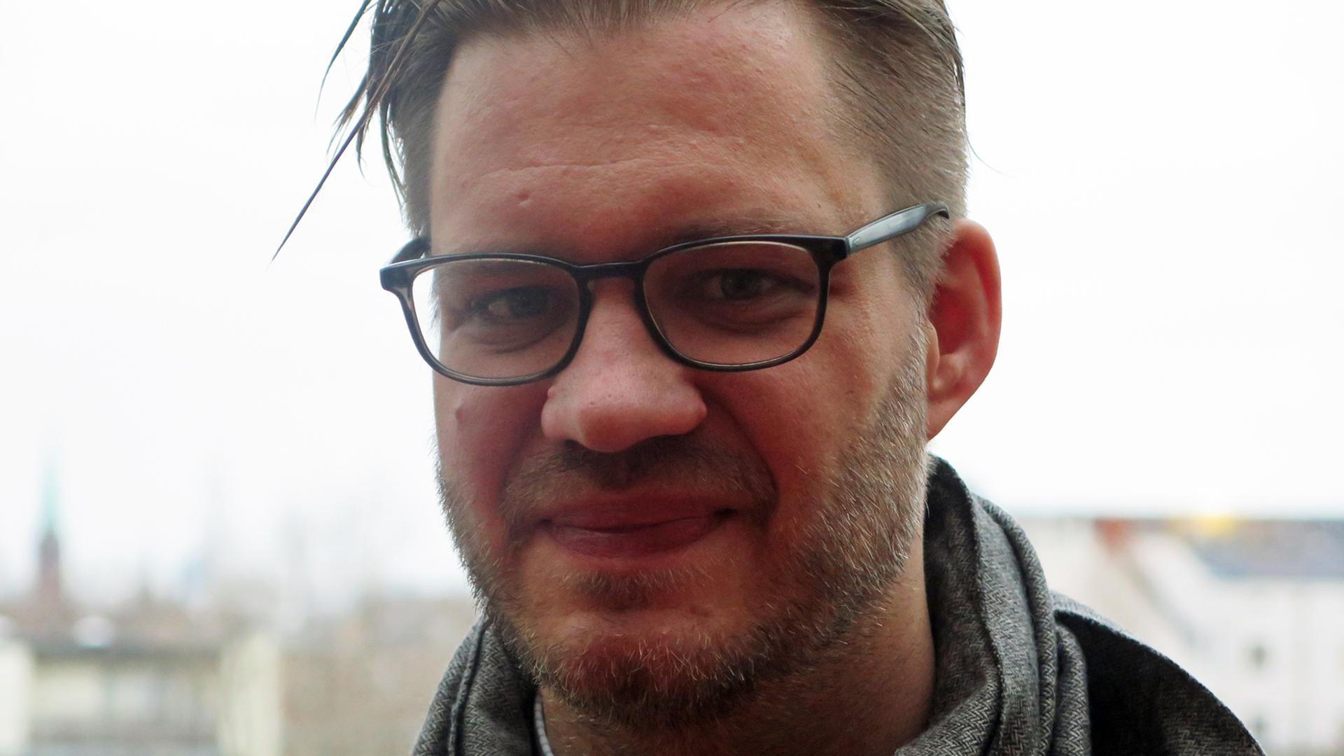 Peter Thiessen, Sänger der Band Kante bei Deutschlandradio Kultur. Peter Thiessen, Sänger der Band Kante bei Deutschlandradio Kultur.