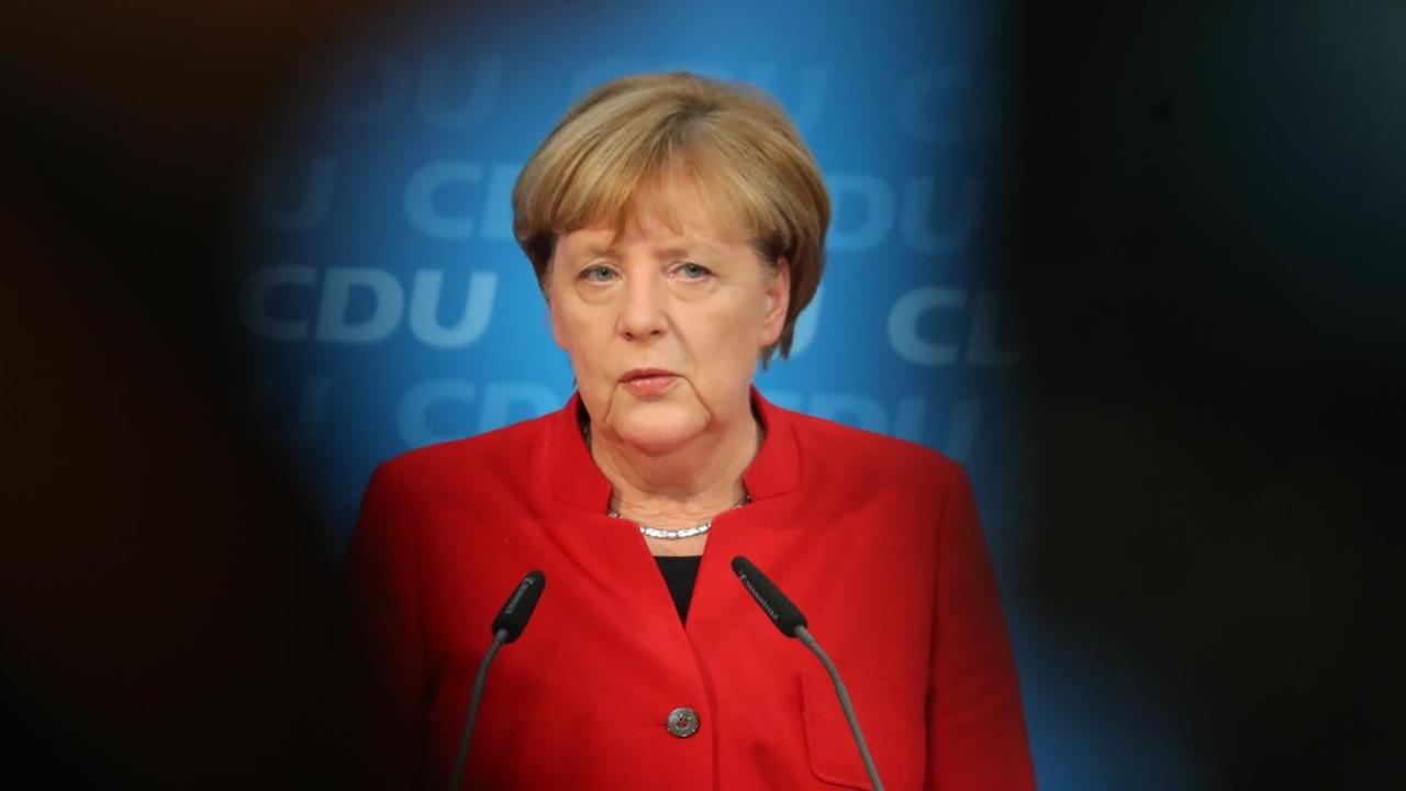 Bundeskanzlerin Angela Merkel (CDU) äußert sich am 20.11.2016 in der CDU-Parteizentrale in Berlin während einer Pressekonferenz nach einer Vorstandsklausur ihrer Partei zu ihrer politischen Zukunft als CDU-Vorsitzende und Bundeskanzlerin. Foto: Kay Nietfeld/dpa | Verwendung weltweit Bundeskanzlerin Angela Merkel (CDU) äußert sich am 20.11.2016 in der CDU-Parteizentrale in Berlin während einer Pressekonferenz nach einer Vorstandsklausur ihrer Partei zu ihrer politischen Zukunft als CDU-Vorsitzende und Bundeskanzlerin. Foto: Kay Nietfeld/dpa | Verwendung weltweit