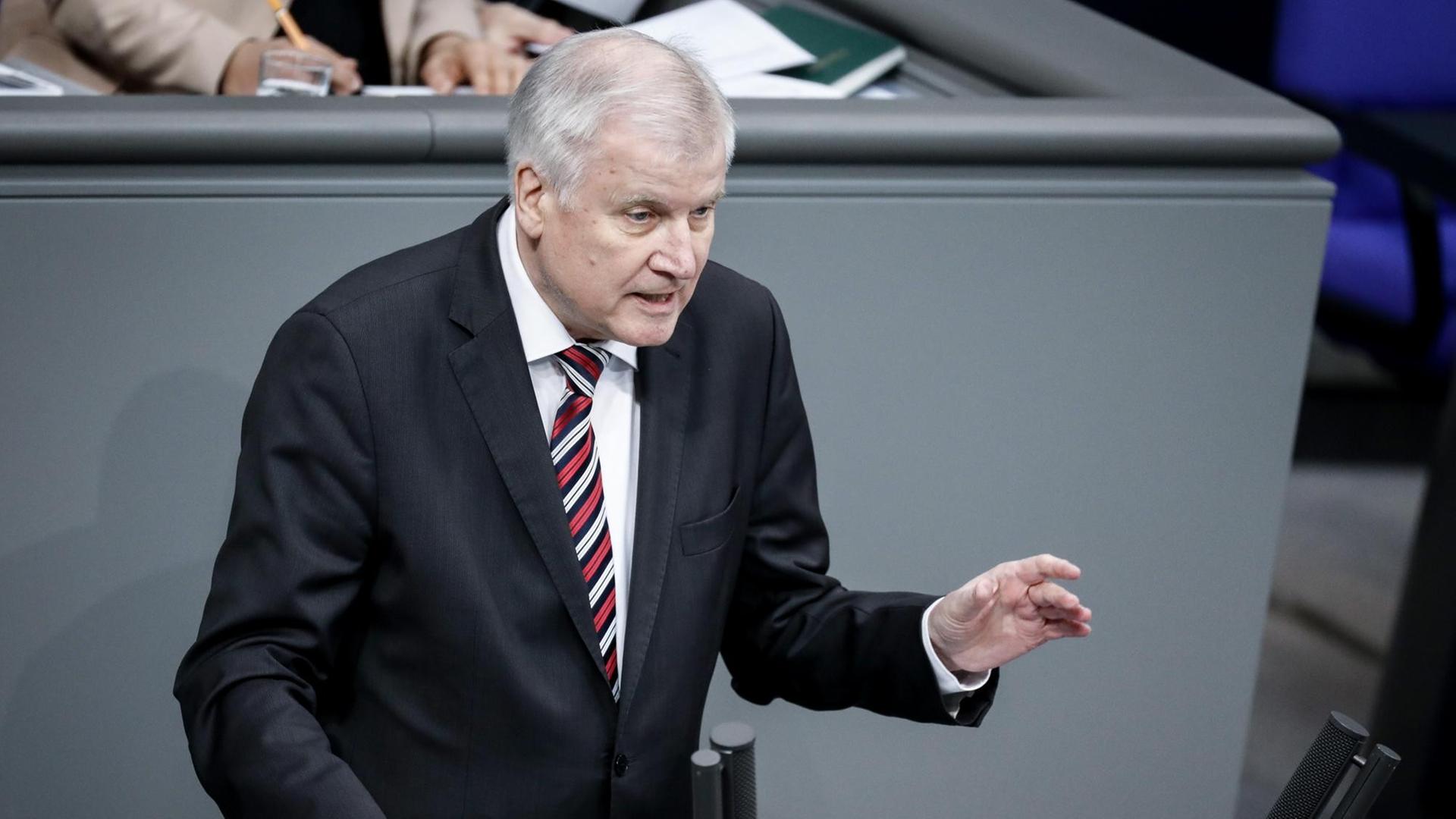 23.03.2018, Berlin: Horst Seehofer (CSU), Bundesminister für Inneres, Heimat und Bau, spricht im Deutschen Bundestag zu den Abgeordneten. 23.03.2018, Berlin: Horst Seehofer (CSU), Bundesminister für Inneres, Heimat und Bau, spricht im Deutschen Bundestag zu den Abgeordneten.