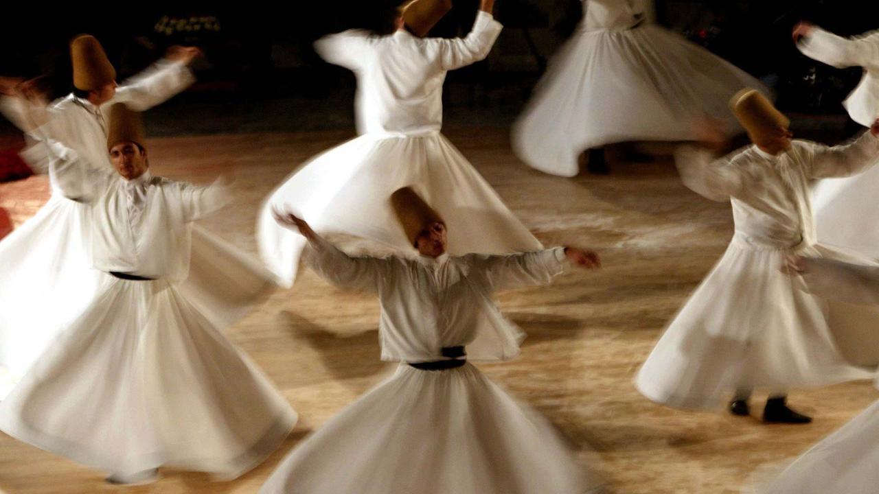 Tanzende Derwische treten in der Tanzhalle des Mevlana Mausoleums in Konya in der Türkei auf. Tanzende Derwische treten in der Tanzhalle des Mevlana Mausoleums in Konya in der Türkei auf.