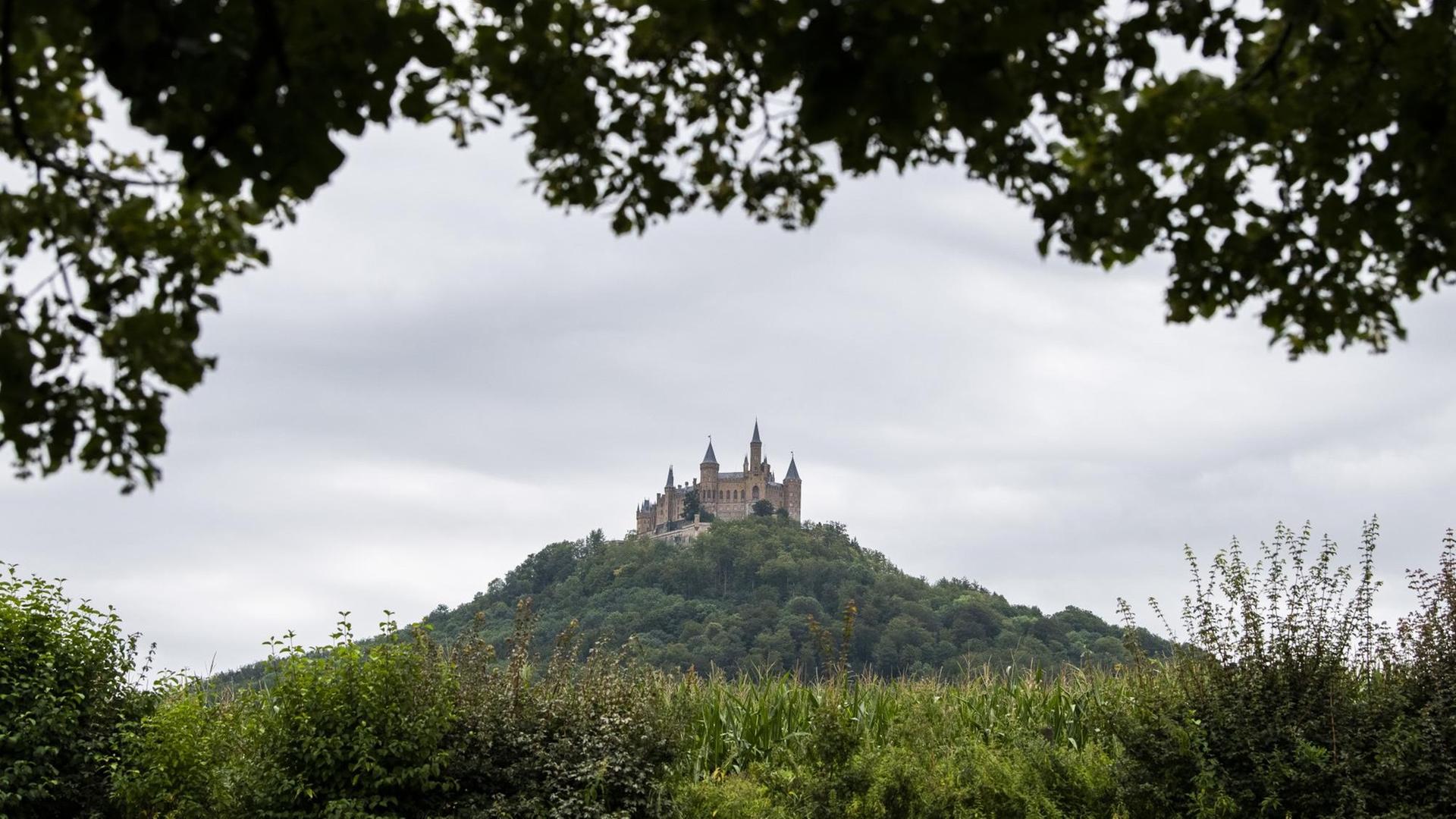 Außenaufnahme der Burg Hohenzollern in Hechingen in Baden-Württemberg, aufgenommen im August 2019 Außenaufnahme der Burg Hohenzollern in Hechingen in Baden-Württemberg, aufgenommen im August 2019