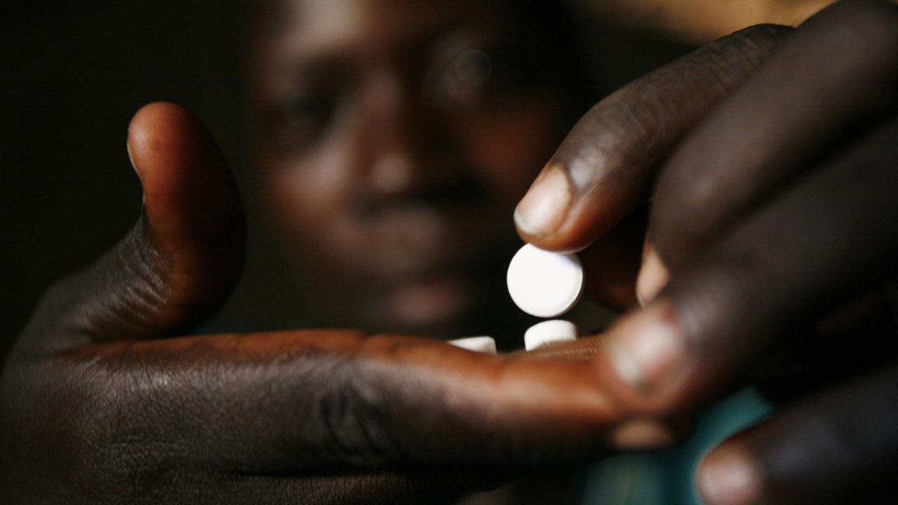 Eine mit dem HIV-Virus infizierte Frau nimmt am Freitag (11.05.2007) in einem Flüchtlingslager in der Nähe von Gulu in Uganda ihre Medizin ein.