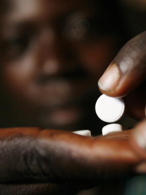 Eine mit dem HIV-Virus infizierte Frau nimmt am Freitag (11.05.2007) in einem Flüchtlingslager in der Nähe von Gulu in Uganda ihre Medizin ein.