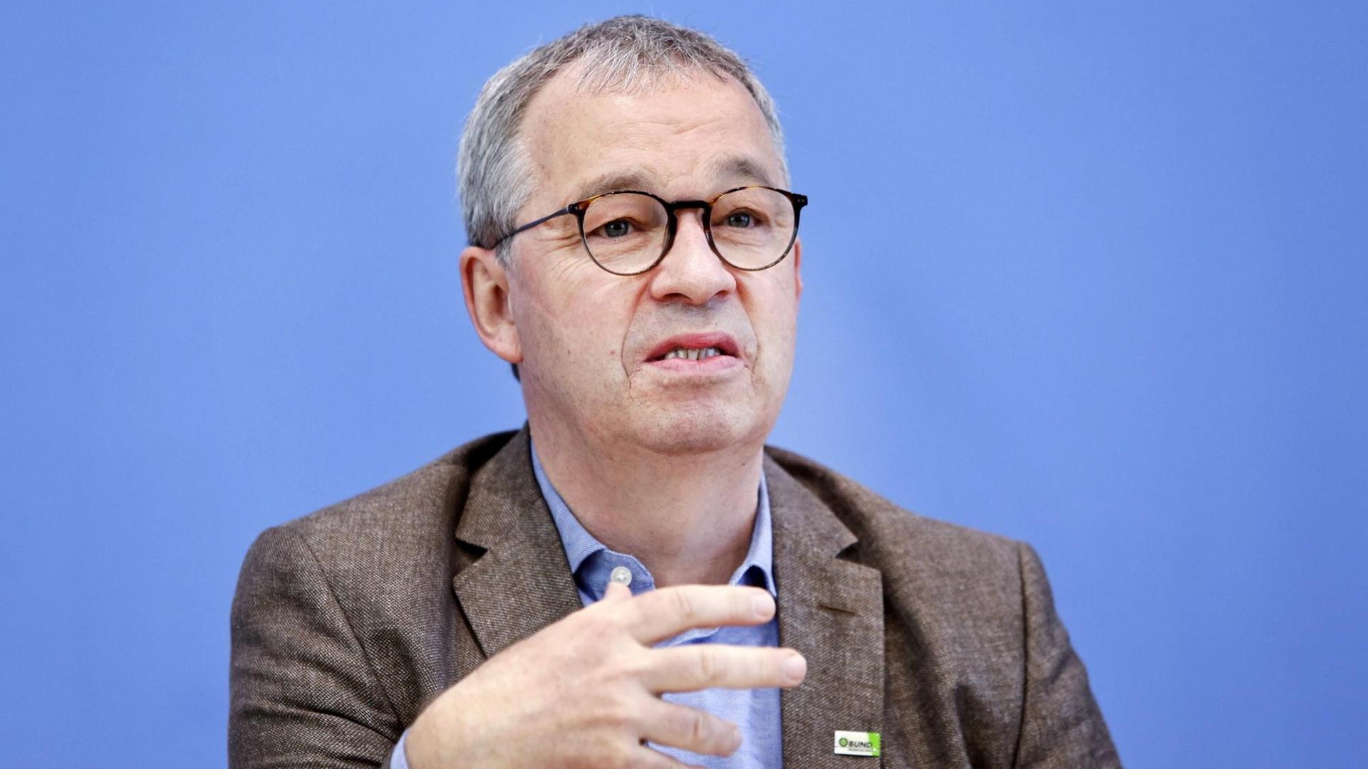 19.05.2021, Berlin, Deutschland - Pressekonferenz: Vorstellung der Zukunftsagenda mit detaillierten Forderungen fuer eine sozial-oekologische Transformation zur Bundestagswahl. Foto: Olaf Bandt, Vorsitzender Bund fuer Umwelt und Naturschutz Deutschland, BUND, e.V. *** 19 05 2021, Berlin, Germany Press conference Presentation of the Agenda for the Future with detailed demands for a social-ecological transformation for the Bundestag elections Photo Olaf Bandt, Chairman of Bund fuer Umwelt und Naturschutz Deutschland, BUND, e V 19.05.2021, Berlin, Deutschland - Pressekonferenz: Vorstellung der Zukunftsagenda mit detaillierten Forderungen fuer eine sozial-oekologische Transformation zur Bundestagswahl. Foto: Olaf Bandt, Vorsitzender Bund fuer Umwelt und Naturschutz Deutschland, BUND, e.V. *** 19 05 2021, Berlin, Germany Press conference Presentation of the Agenda for the Future with detailed demands for a social-ecological transformation for the Bundestag elections Photo Olaf Bandt, Chairman of Bund fuer Umwelt und Naturschutz Deutschland, BUND, e V