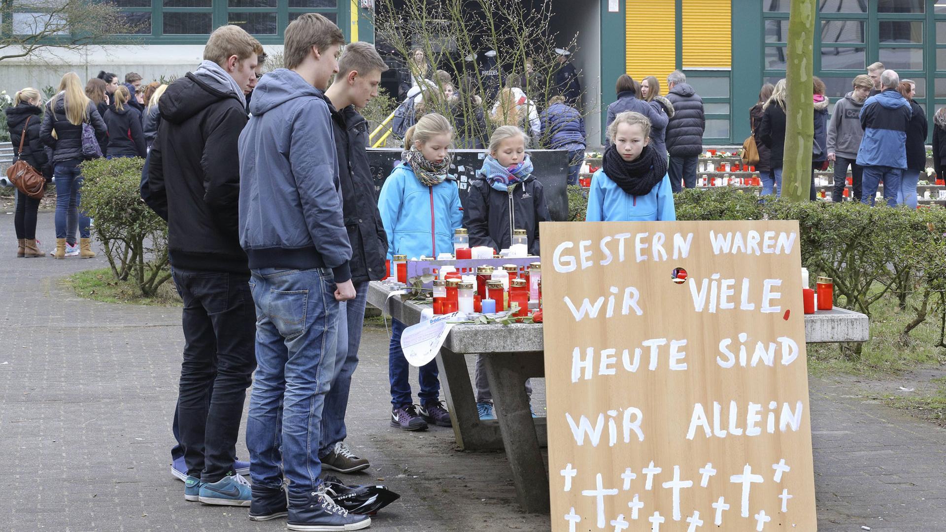 Trauer am Joseph-König-Gymnasium in Haltern am See: Mitschüler sind bei dem Flugzeugabsturz in Südfrankreich ums Leben gekommen