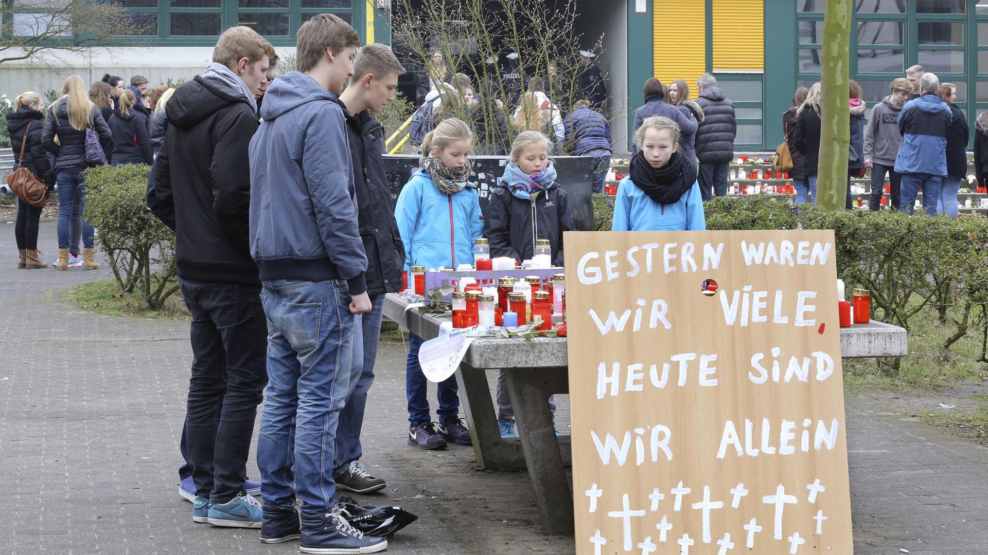 Trauer am Joseph-König-Gymnasium in Haltern am See: Mitschüler sind bei dem Flugzeugabsturz in Südfrankreich ums Leben gekommen Trauer am Joseph-König-Gymnasium in Haltern am See: Mitschüler sind bei dem Flugzeugabsturz in Südfrankreich ums Leben gekommen