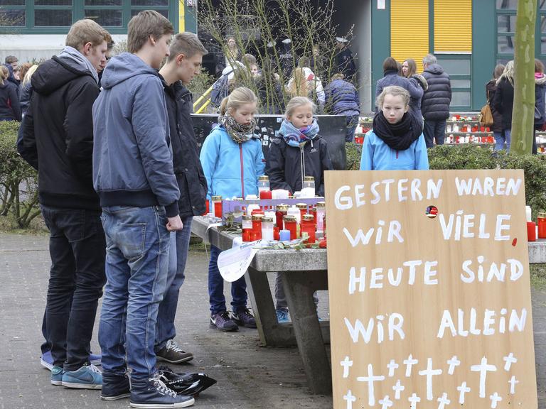 Trauer am Joseph-König-Gymnasium in Haltern am See: Mitschüler sind bei dem Flugzeugabsturz in Südfrankreich ums Leben gekommen