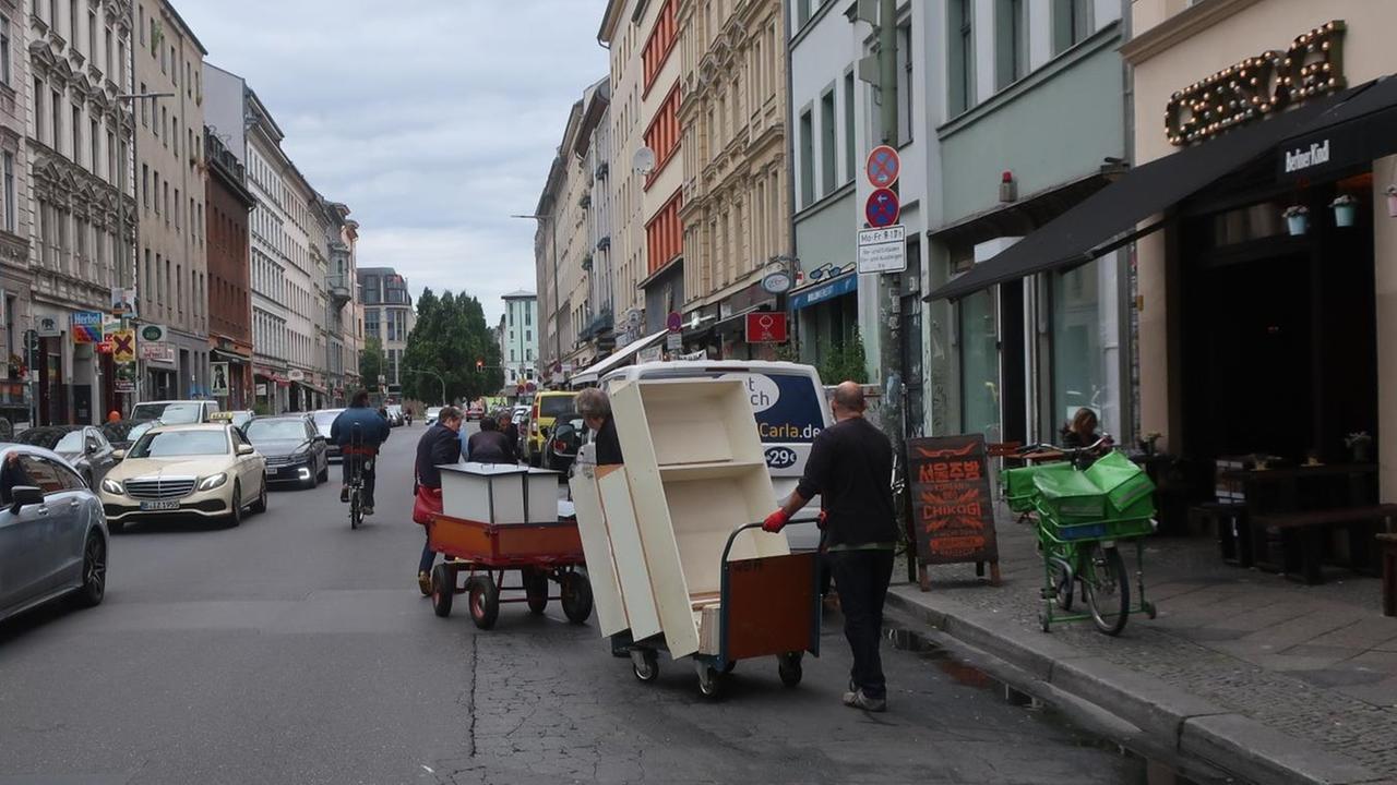 Auf der Oranienstraße in Berlin-Kreuzberg werden Regale der Buchhandlung zum neuen Standort gebracht. Auf der Oranienstraße in Berlin-Kreuzberg werden Regale der Buchhandlung zum neuen Standort gebracht.