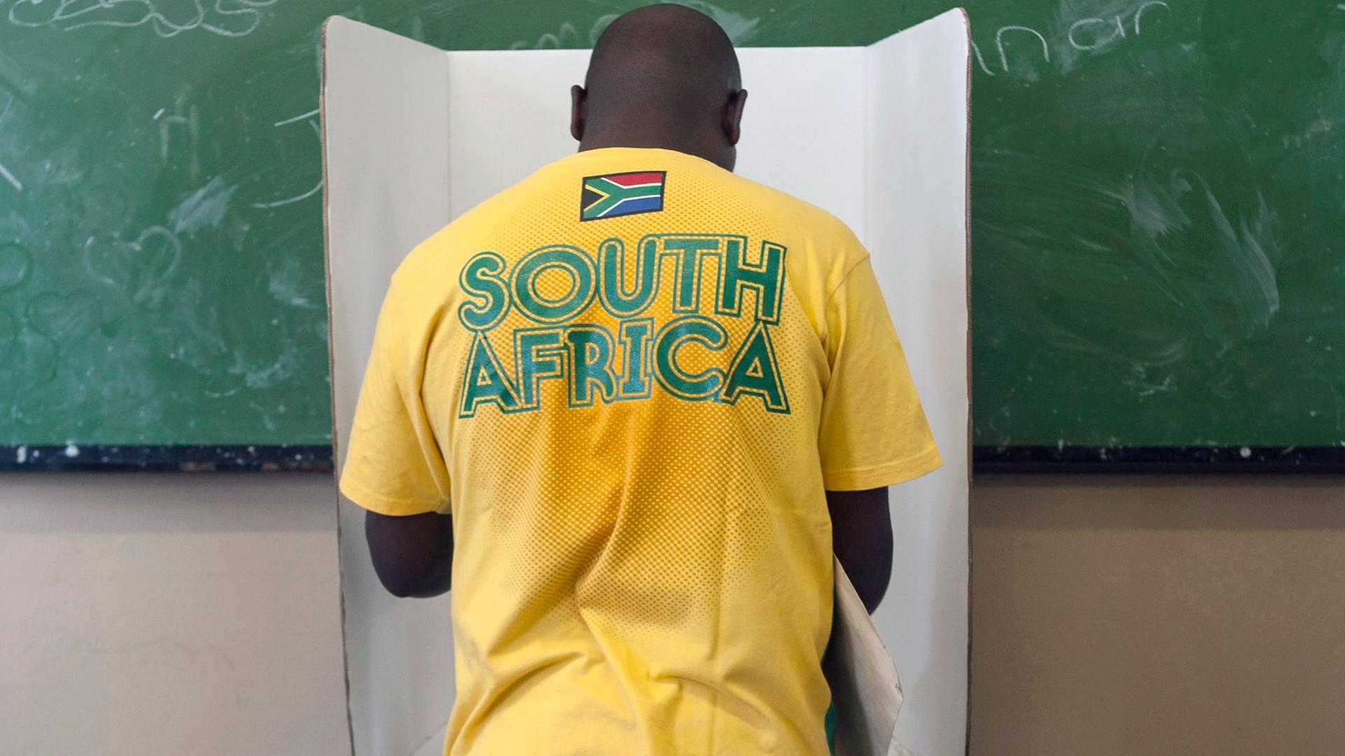 Ein Wähler in einer Wahlkabine in Soweto Ein Wähler in einer Wahlkabine in Soweto