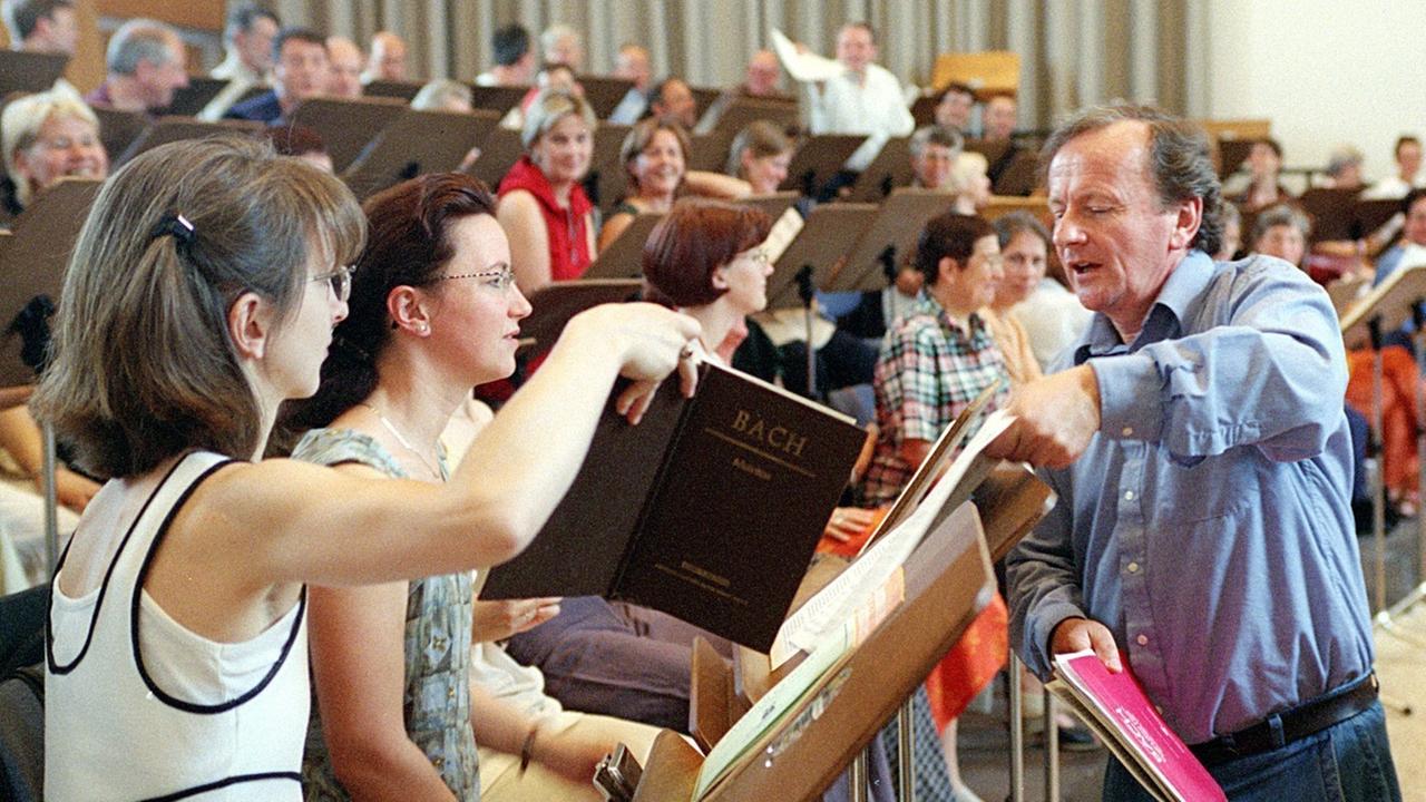 Probem des Rundfunkchors Berlin: Dirigent und Sängerinnen im Gespräch.