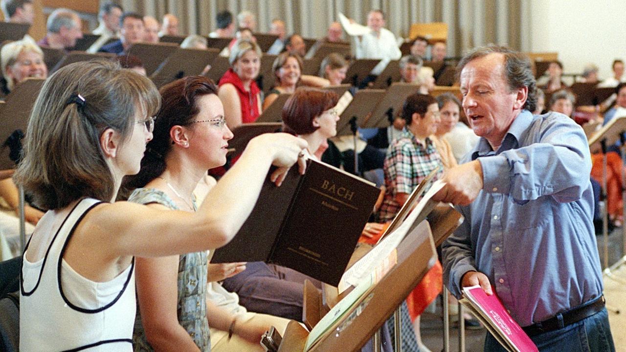 Probem des Rundfunkchors Berlin: Dirigent und Sängerinnen im Gespräch. Probem des Rundfunkchors Berlin: Dirigent und Sängerinnen im Gespräch.