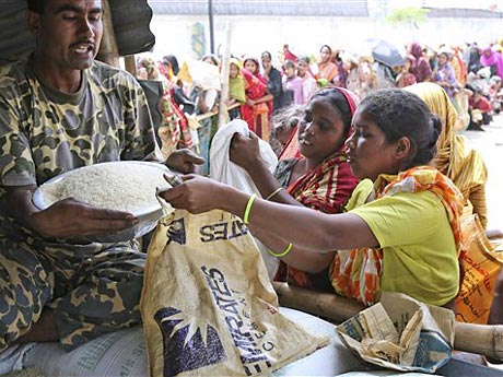 Ein Staatsbediensteter verkauft Reis in Dhaka. Ein Staatsbediensteter verkauft Reis in Dhaka.