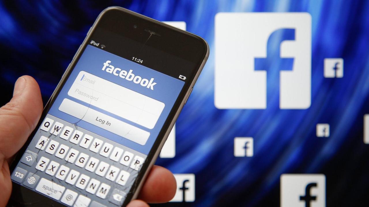 Smartphone mit Facebook-Logo Smartphone mit Facebook-Logo