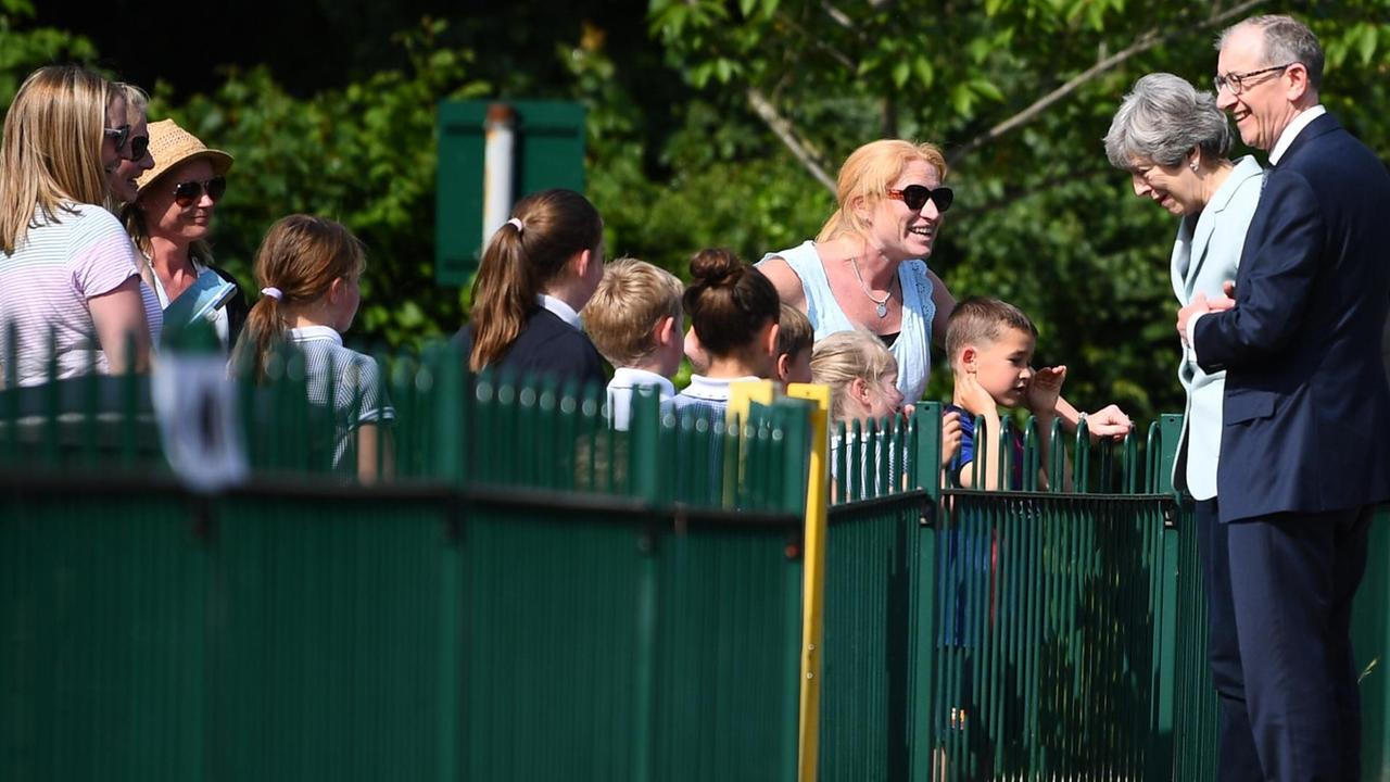 Theresa May und Mann Philip im Gespräch mit Menschen aus ihrem Wahlkreis Theresa May und Mann Philip im Gespräch mit Menschen aus ihrem Wahlkreis