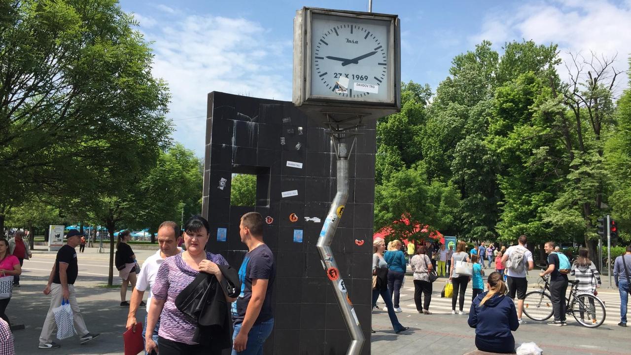 Kaputte Uhr auf eingeknicktem Pfosten Kaputte Uhr auf eingeknicktem Pfosten