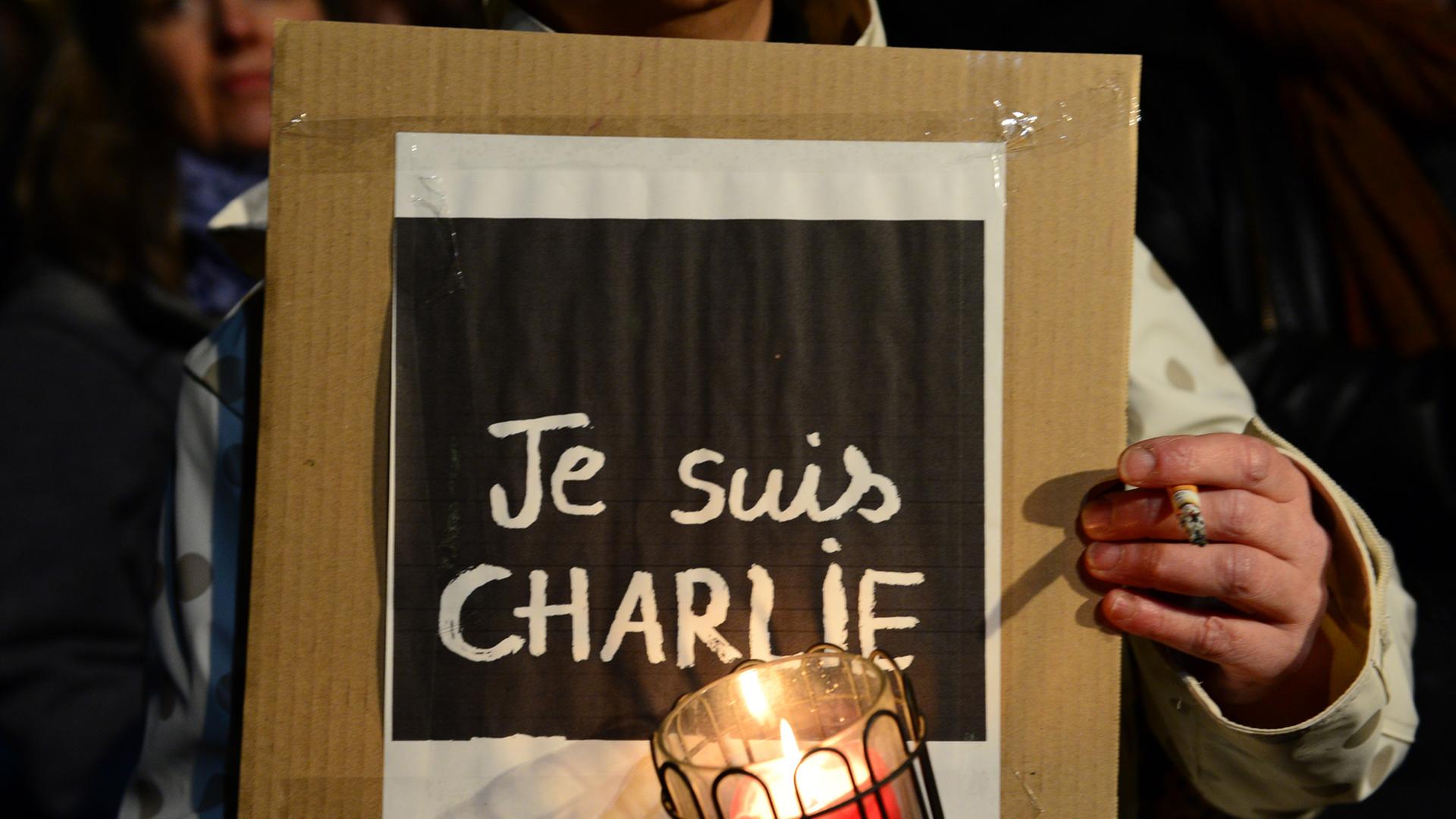 Hunderte Menschen haben sich in Paris versammelt, um der Opfer des Anschlags auf das Satiremagazin "Charlie Hebdo" zu gedenken. Hunderte Menschen haben sich in Paris versammelt, um der Opfer des Anschlags auf das Satiremagazin "Charlie Hebdo" zu gedenken.