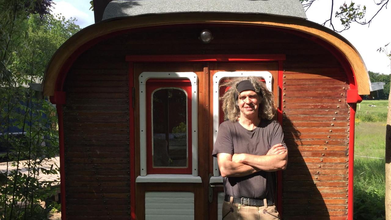 Thomas Jaspert steht mit langen lockigen Haaren vor einem seiner Zirkurswagen. Thomas Jaspert steht mit langen lockigen Haaren vor einem seiner Zirkurswagen.