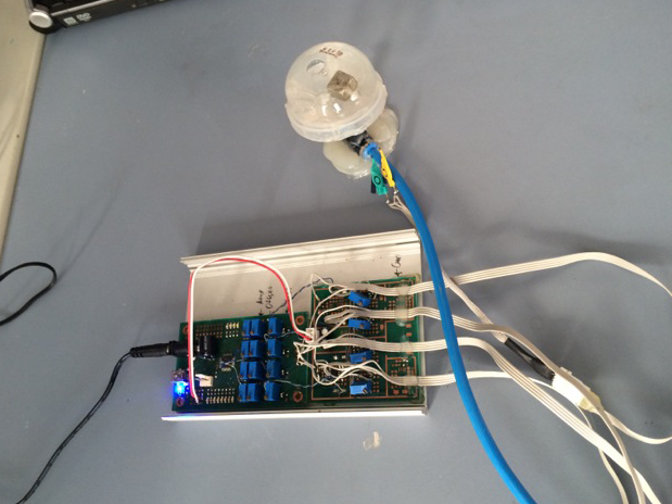Dehnbarer Magnetsensor (oben auf der Gummiblase klebend) vom IFW Dresden. Dehnbarer Magnetsensor (oben auf der Gummiblase klebend) vom IFW Dresden.