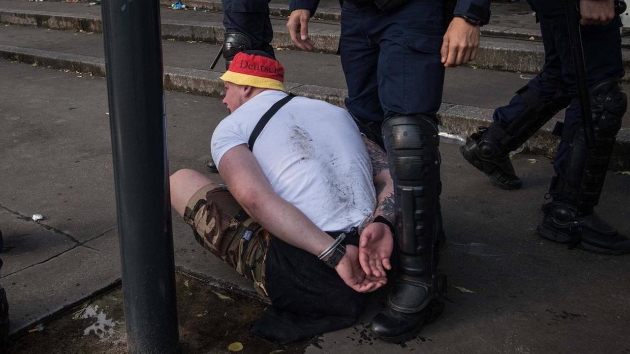 Ein deutscher mutmaßlicher Hooligan wurde von der französischen Polizei am Eingang des Stade de France in Paris beim Spiel Deutschland gegen Polen festgenommen. Ein deutscher mutmaßlicher Hooligan wurde von der französischen Polizei am Eingang des Stade de France in Paris beim Spiel Deutschland gegen Polen festgenommen.