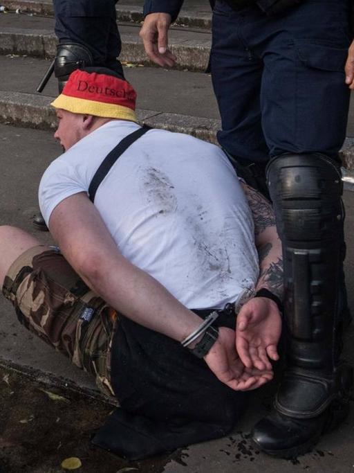 Ein deutscher mutmaßlicher Hooligan wurde von der französischen Polizei am Eingang des Stade de France in Paris beim Spiel Deutschland gegen Polen festgenommen.