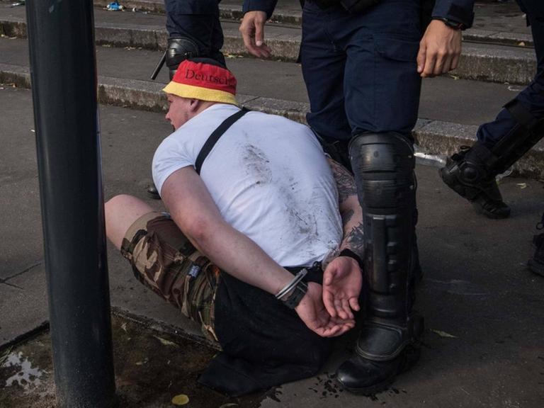 Ein deutscher mutmaßlicher Hooligan wurde von der französischen Polizei am Eingang des Stade de France in Paris beim Spiel Deutschland gegen Polen festgenommen.