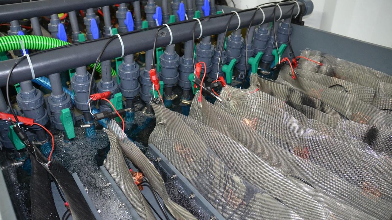 Pilotanlage einer bio-elektrochemischen Brennstoffzelle, in der Mikroorganismen organische Schmutzstoffe abbauen und dabei Strom erzeugen Pilotanlage einer bio-elektrochemischen Brennstoffzelle, in der Mikroorganismen organische Schmutzstoffe abbauen und dabei Strom erzeugen