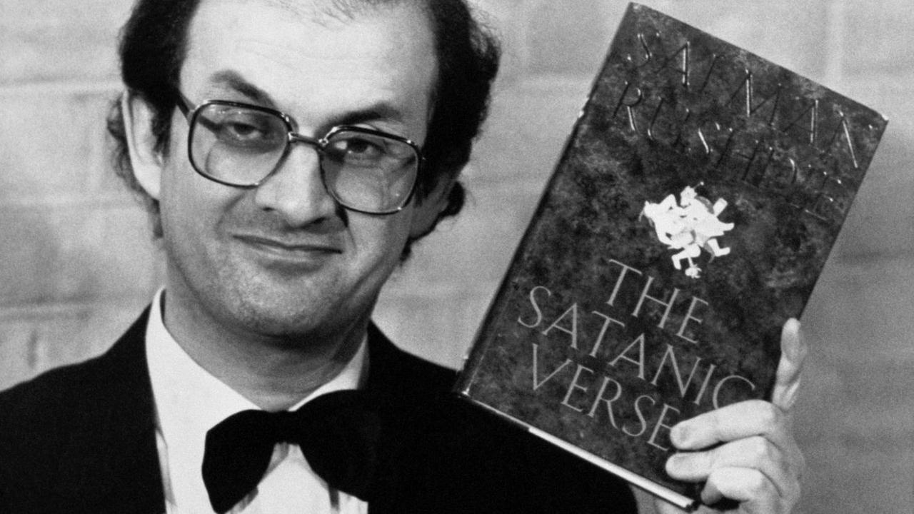 Porträt von Salman Rushdie mit seinem Buch "Die satanischen Verse". Porträt von Salman Rushdie mit seinem Buch "Die satanischen Verse".