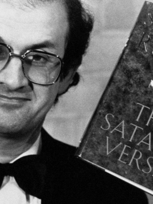 Porträt von Salman Rushdie mit seinem Buch "Die satanischen Verse".
