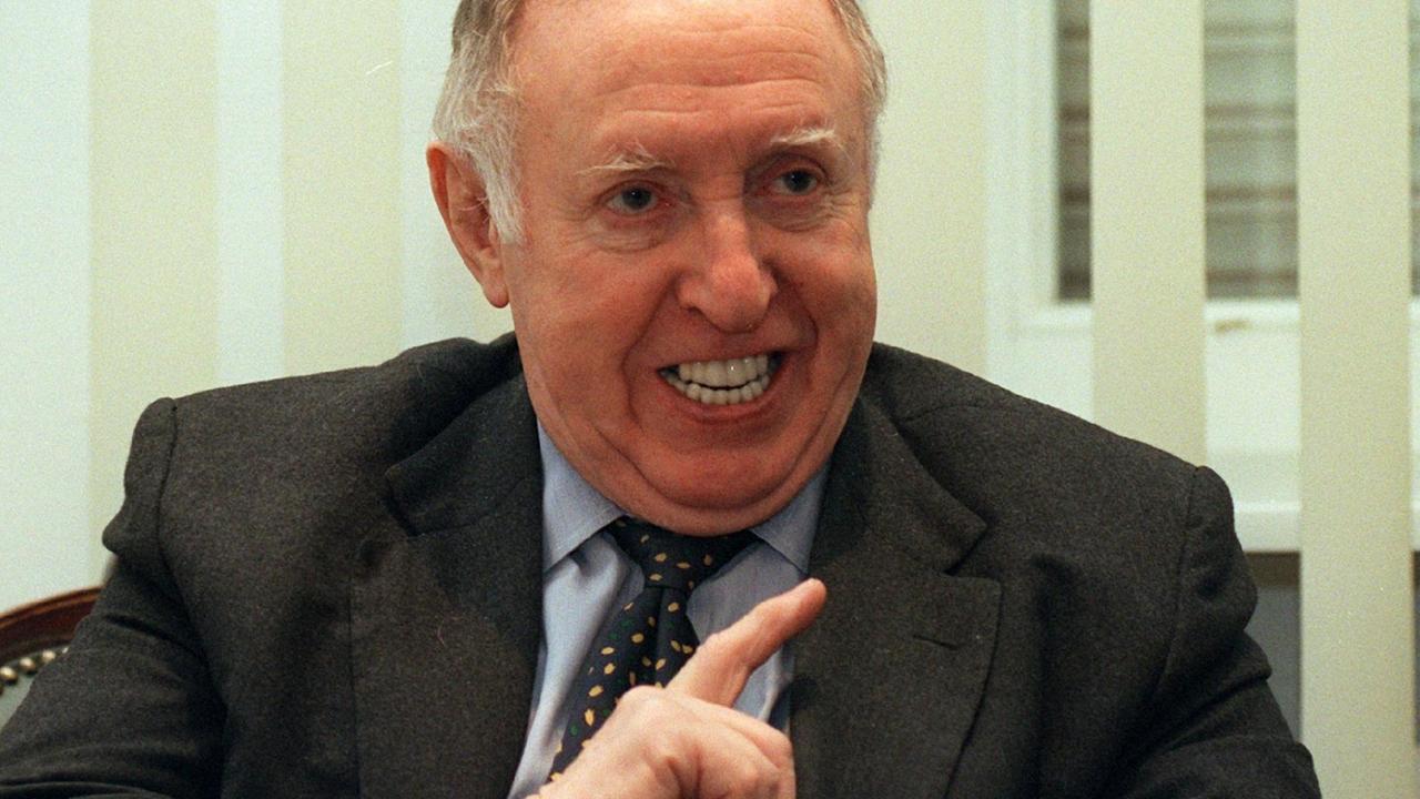 Portraitaufnahme: Ignatz Bubis, Vorsitzender des Zentralrats der Juden in Deutschland von 1992 bis 1999, in seinem Büro in Frankfurt am Main (1997)