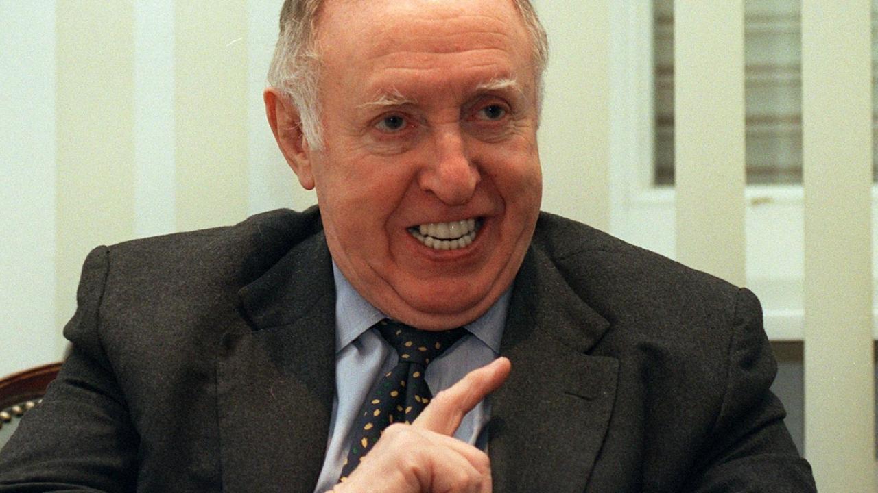Portraitaufnahme: Ignatz Bubis, Vorsitzender des Zentralrats der Juden in Deutschland von 1992 bis 1999, in seinem Büro in Frankfurt am Main (1997) Portraitaufnahme: Ignatz Bubis, Vorsitzender des Zentralrats der Juden in Deutschland von 1992 bis 1999, in seinem Büro in Frankfurt am Main (1997)