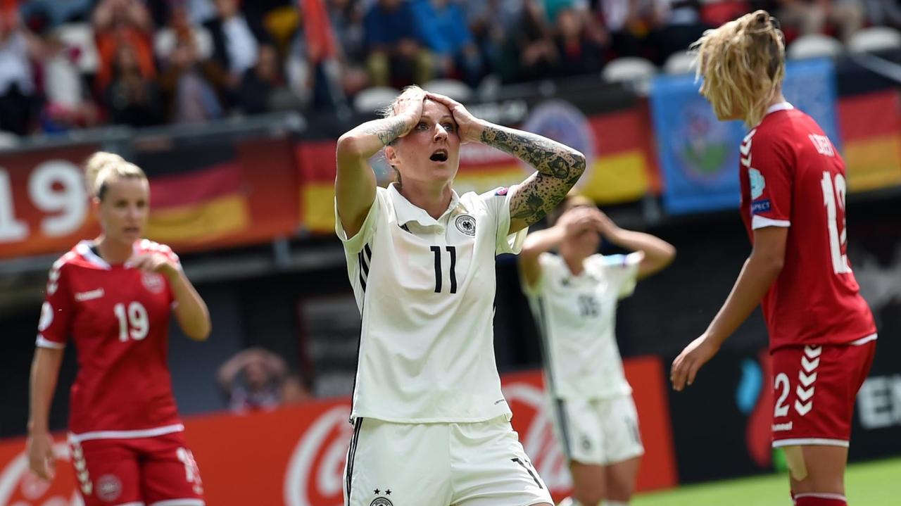 Fußball, Frauen: EM, Finalrunde, Viertelfinale, Deutschland - Dänemark am 30.07.2017 im Sparta Stadion in Rotterdam (Niederlande). Deutschlands Anja Mittag (M) nach einer vergebenen Chance neben Dänemarks Cecilie Sandvej (l) und Stine Larsen. Fußball, Frauen: EM, Finalrunde, Viertelfinale, Deutschland - Dänemark am 30.07.2017 im Sparta Stadion in Rotterdam (Niederlande). Deutschlands Anja Mittag (M) nach einer vergebenen Chance neben Dänemarks Cecilie Sandvej (l) und Stine Larsen.