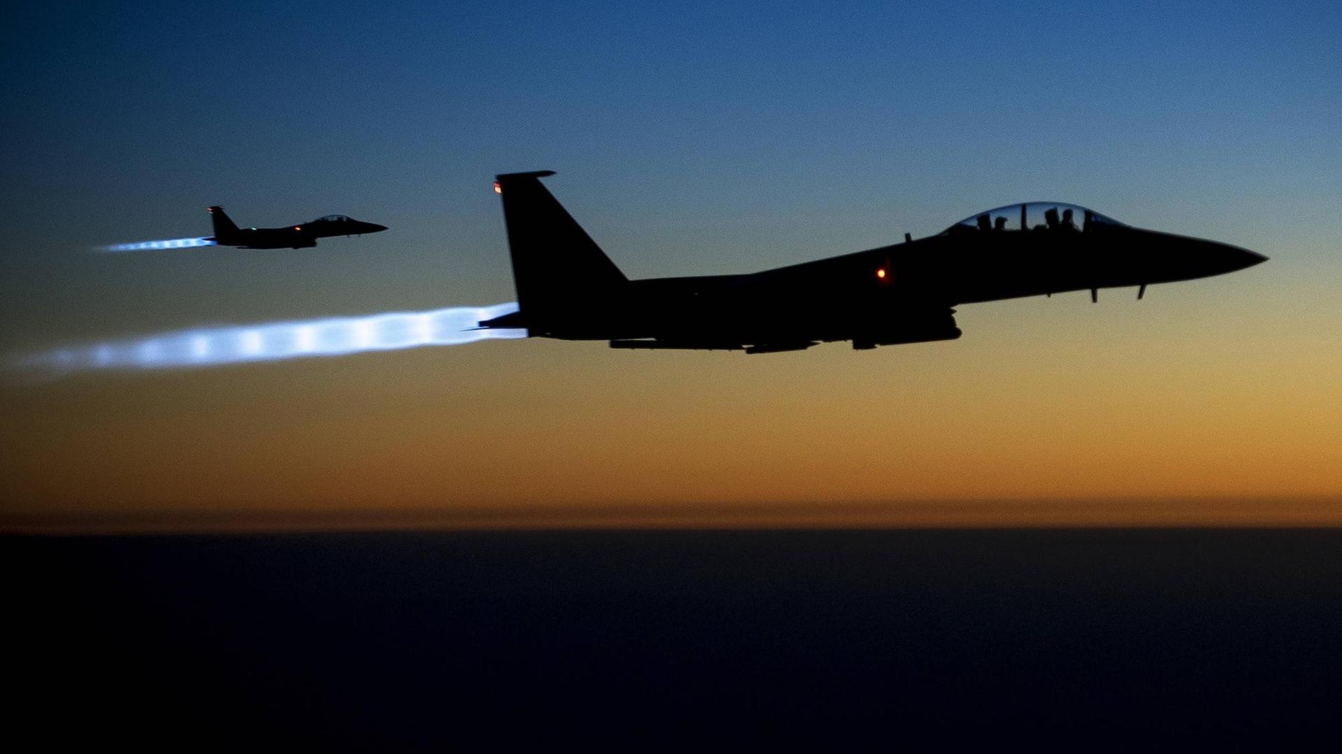 Zwei F-15E Strike Eagles der US-Luftwaffe fliegen nach Luftangriffen auf Stellungen der Terrormiliz Islamischer Staat in Syrien über dem Norden des Iraks. Zwei F-15E Strike Eagles der US-Luftwaffe fliegen nach Luftangriffen auf Stellungen der Terrormiliz Islamischer Staat in Syrien über dem Norden des Iraks.