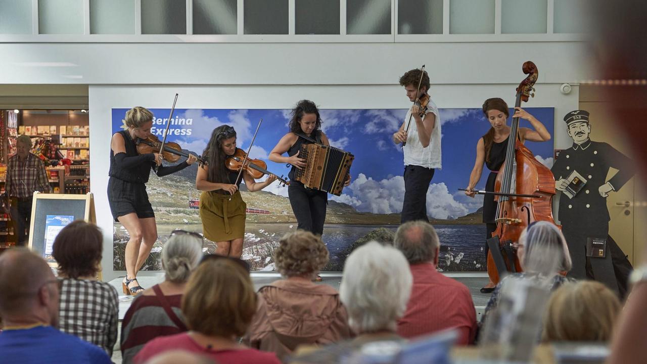Zwischenhalt um 17.00 Uhr in der Bahnhofshalle Davos Platz mit dem Ensemble "Alma" am Davos Festival 2016, vom 6. - 20. August 2016. Thema "Familienzone". Zwischenhalt um 17.00 Uhr in der Bahnhofshalle Davos Platz mit dem Ensemble "Alma" am Davos Festival 2016, vom 6. - 20. August 2016. Thema "Familienzone".